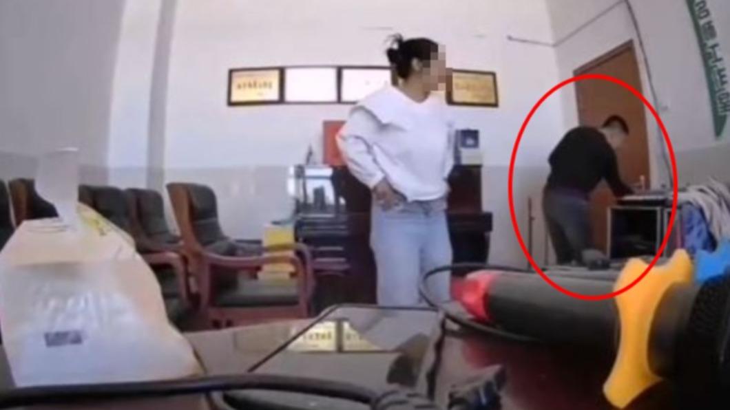 男子激戰前,還謹慎地鎖門。(圖/翻攝自微博)
