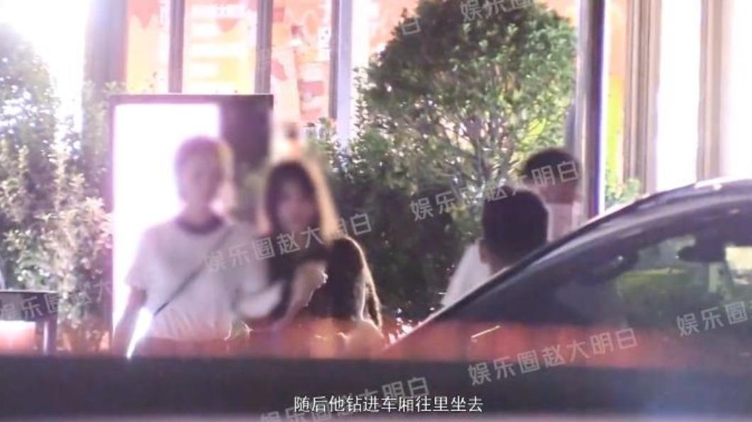 賈乃亮(右二)帶著辣妹回家。(圖/翻攝自娛樂圈趙大明白微博)