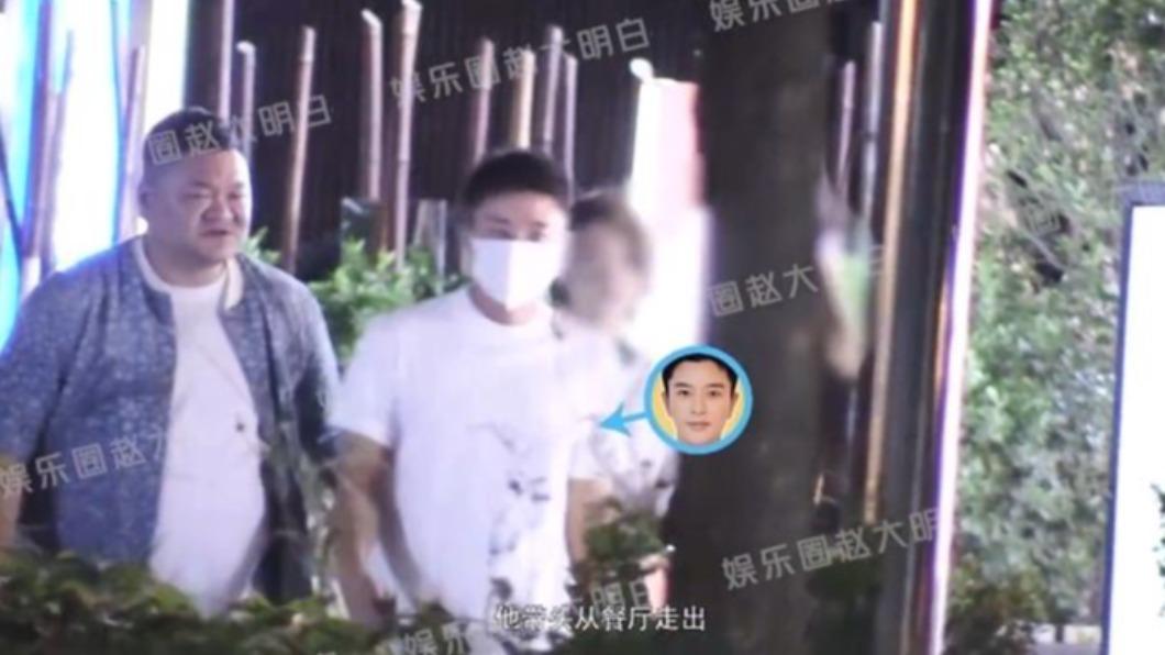 賈乃亮(圖中)與友人一起聚餐喝酒。(圖/翻攝自娛樂圈趙大明白微博)