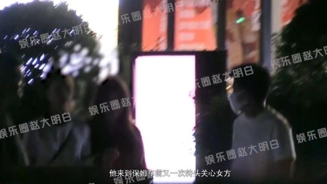 賈乃亮(圖右)帶妹回家全被拍。(圖/翻攝自娛樂圈趙大明白微博)