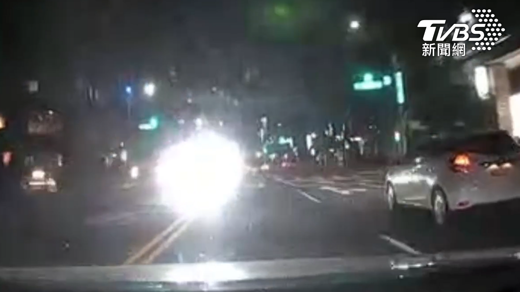 車燈太亮閃瞎眼!害對向車主眼花釀追撞 最重才罰3千6