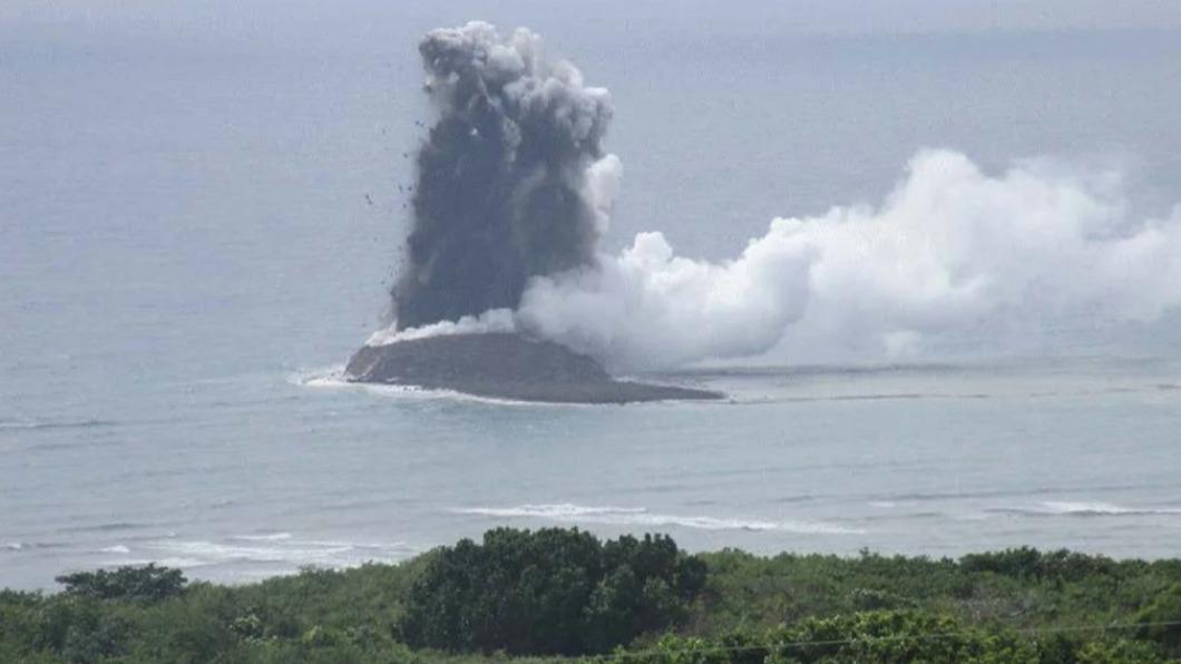 「世界最新島嶼」日硫磺島外海誕生 自衛隊:隨濃煙緩緩升起