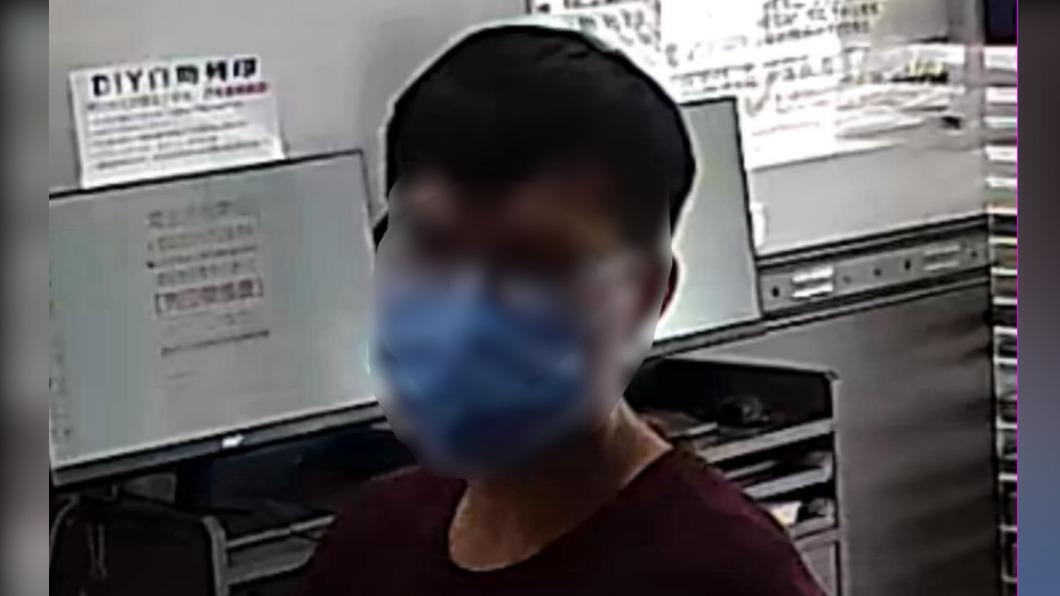 店家將錄影畫面PO上社群,提醒附近有養寵物的商家特別注意。(圖/李先生提供)