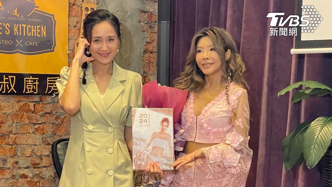 李愛綺（右）今舉辦發片記者會，邀好友何妤玟來站台。（圖／陳薈涵攝）