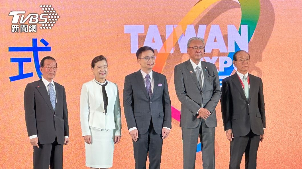 日本台灣形象展今起登場，圖左至右為駐日大使謝長廷、經濟部長王美花、貿協董事長黃志芳、日本眾議院議員古屋圭司及日本台灣交流協會理事長谷崎泰明。（圖／呂欣芷攝）