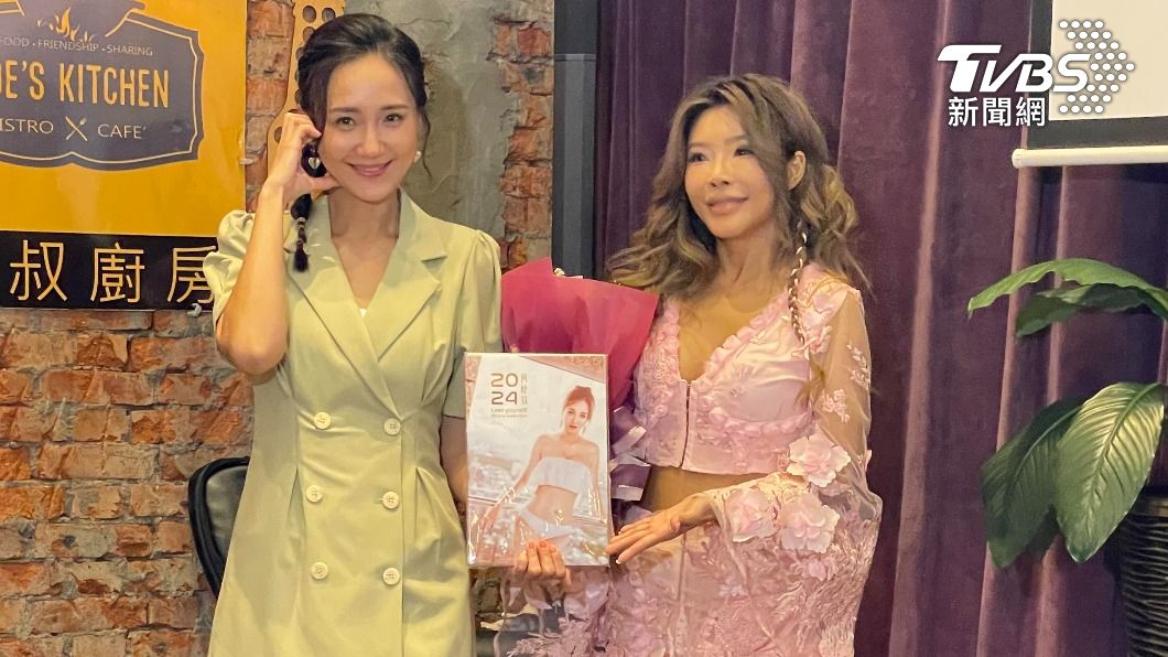 何妤玟(左)送給李愛綺自己的全裸寫真年曆。(圖/陳薈涵攝)