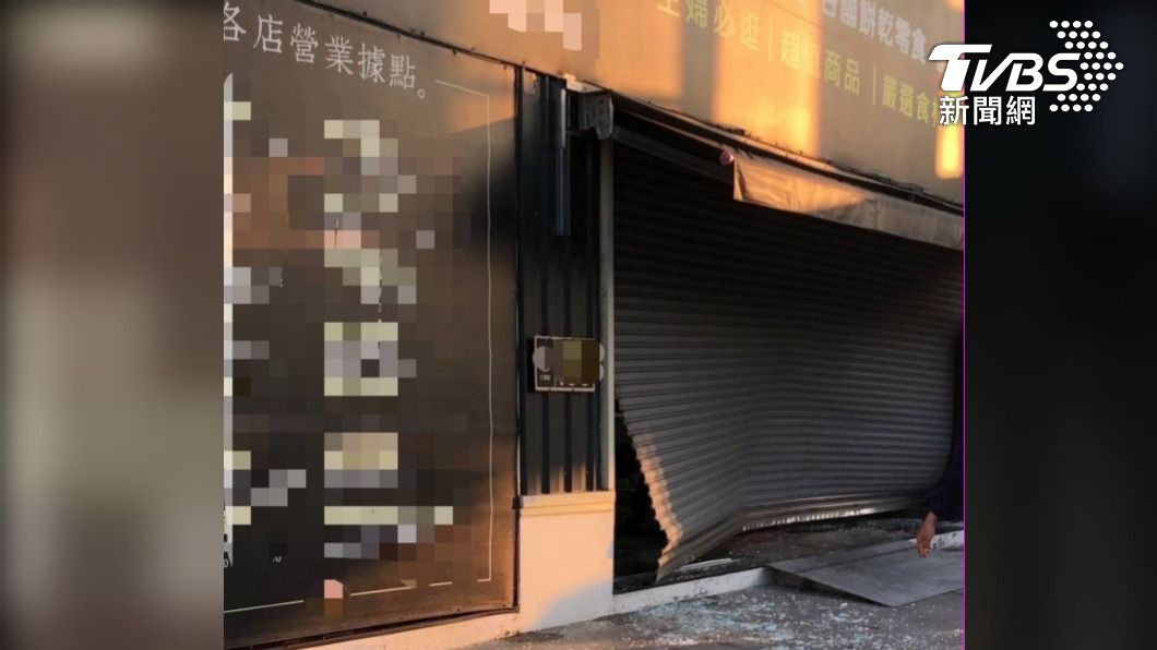 另一間店面以同樣手法遭到毀損。（圖／TVBS）