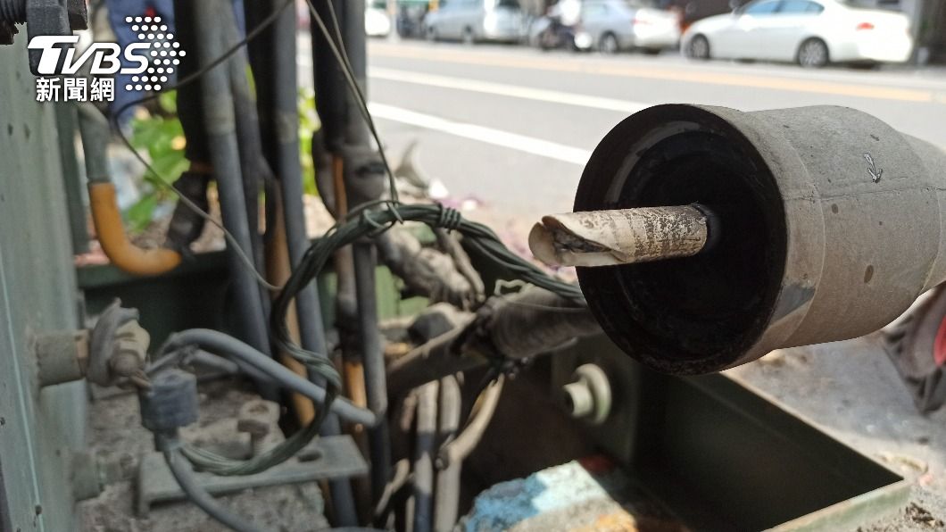 台電人員搶修,順利在40分鐘內恢復供電。(圖/TVBS)