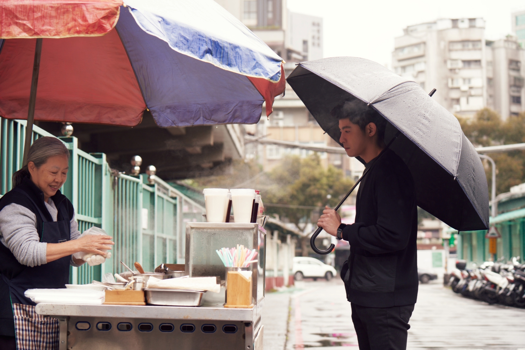 王柏傑主演的《美食無間》中，選出「古早味飯糰」作為主角串起童年記憶的美食之一。（圖／發起日影視提供）
