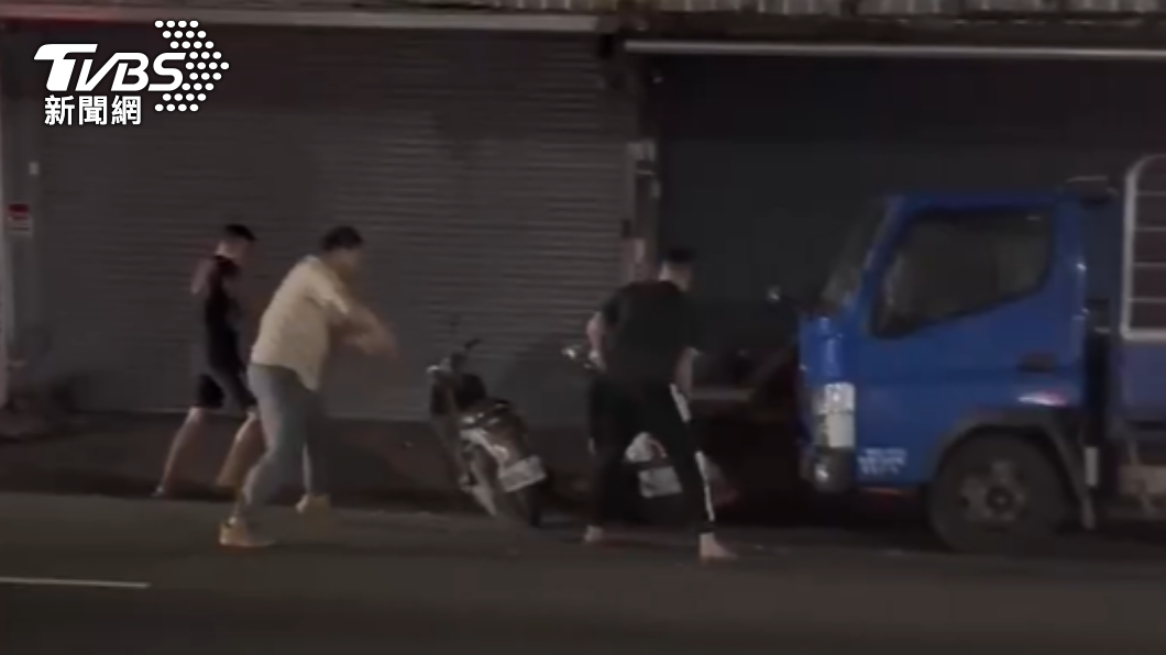 店面遭自小客車倒車撞毀鐵門，嫌犯再以球棒砸毀車輛。（圖／TVBS）
