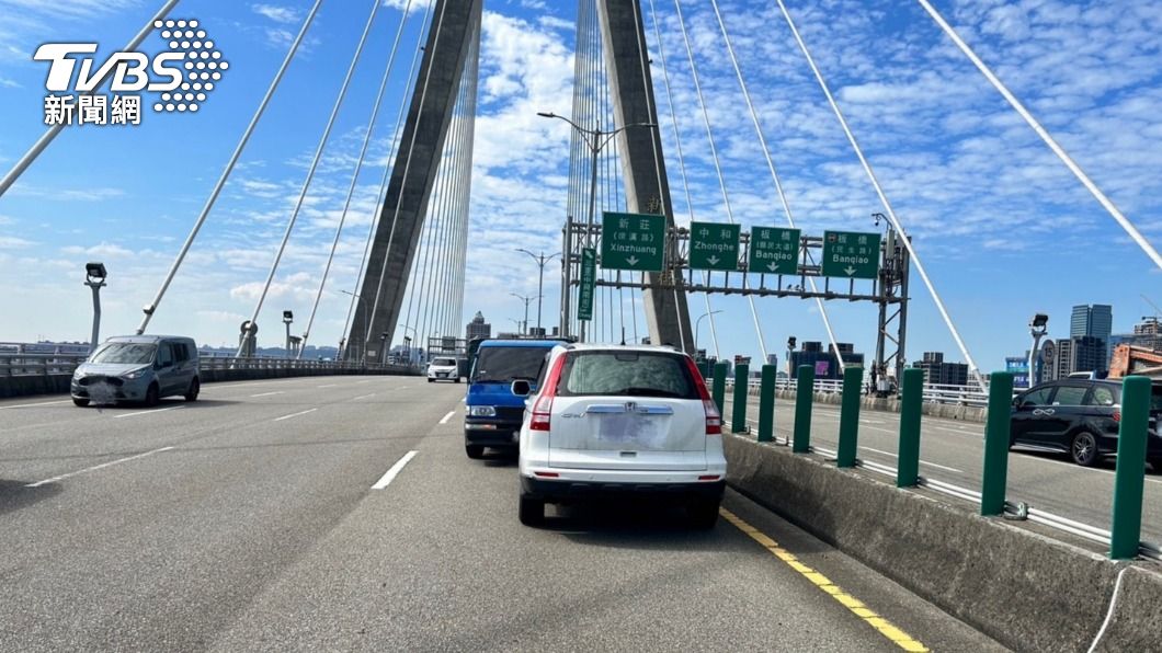 路不熟「照導航走」逆向開上新北環快 正面對撞小貨車