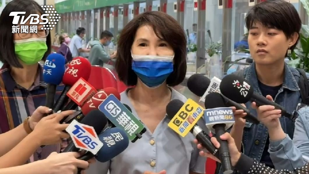 高雄郵局副局長張素貞出面坦承疏失。(圖/TVBS)
