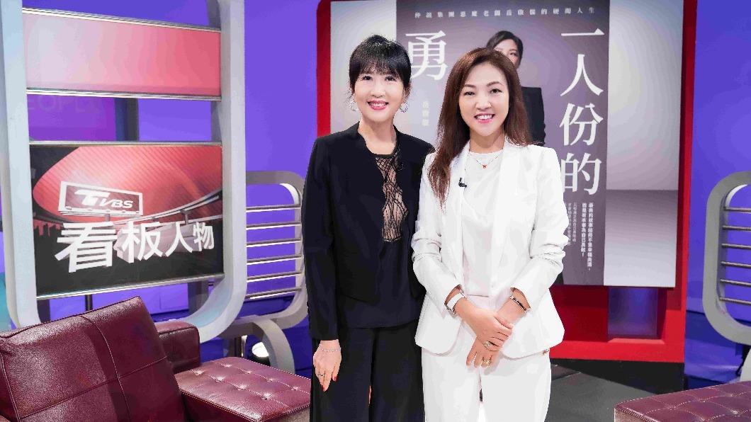 岳啟儒(右)接受方念華專訪。(圖/TVBS)