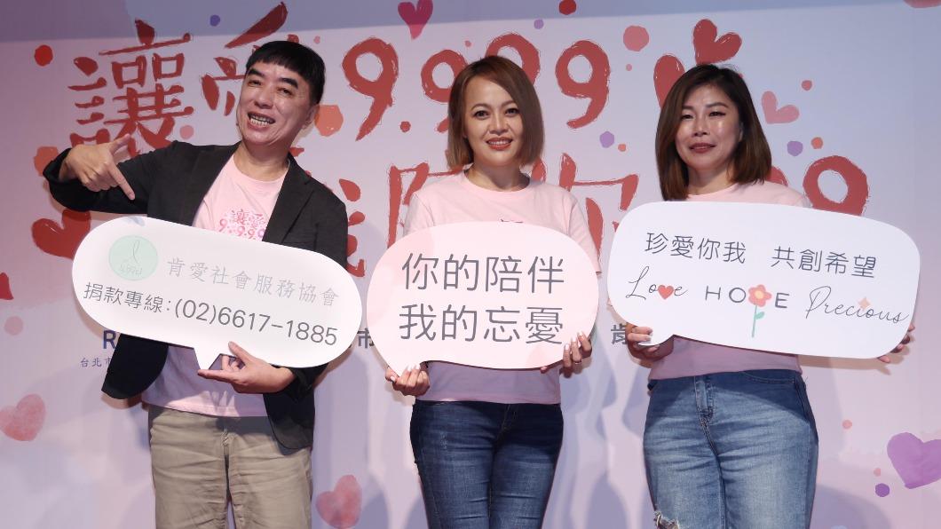 戴愛玲（中）盼望以自身經歷鼓勵正處在憂鬱情緒裡的人們，勇於接受不完美的自己。（圖／台北市珍愛扶輪社X肯愛協會提供）