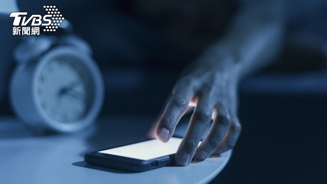 抱怨老闆半夜狂Call!主管劈頭罵「不懂事」:我們開會到2點