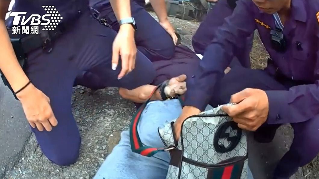鄭姓通緝犯被警方壓制逮捕。(圖/TVBS)