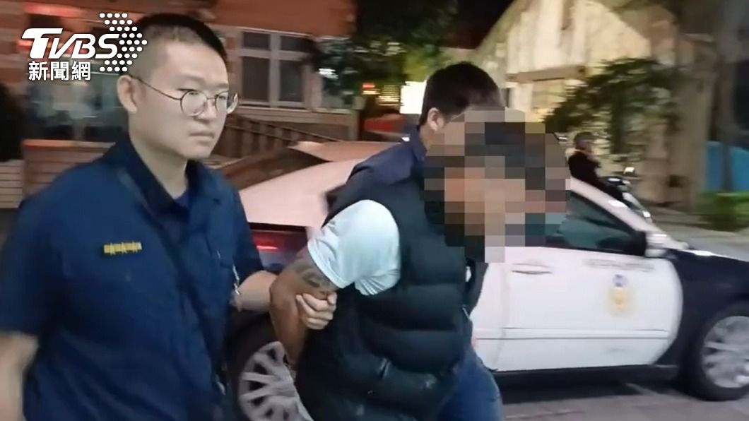 鄭姓通緝犯被警方移送法辦。(圖/TVBS)