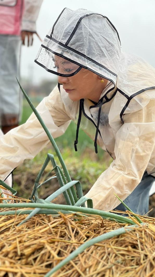 楊繡惠賣力學習拔蔥。（圖／民視提供）