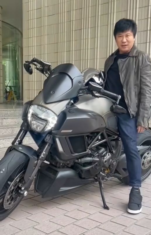 胡瓜騎乘重機現身。（圖／翻攝自胡瓜臉書）