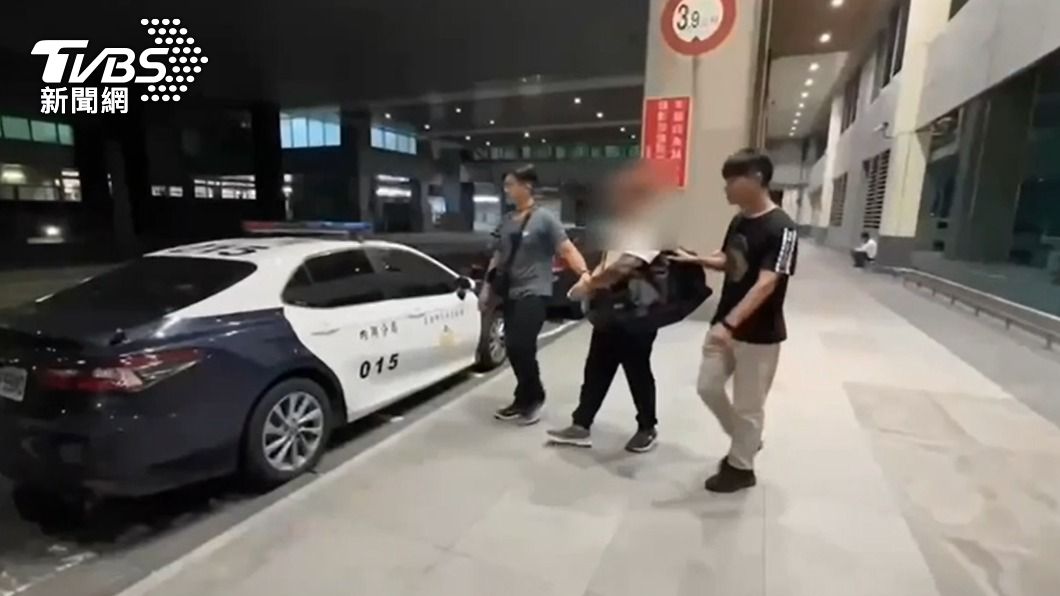 警方在機場埋伏逮捕香港籍鄒姓車手。(圖/TVBS)