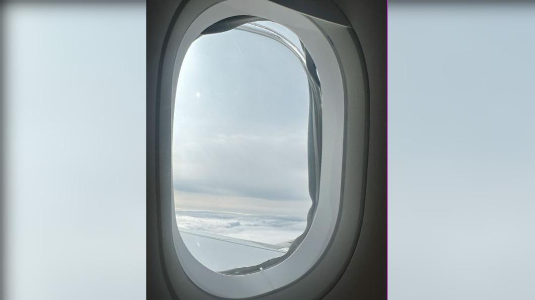 英國泰坦航空A321客機，居然在高空飛行途中，發現有兩扇窗戶「消失」。（圖／翻攝自推特@aviationbrk）