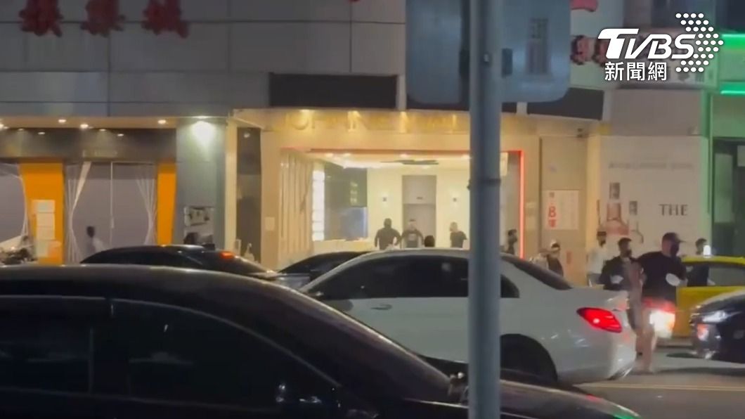 高雄七賢路一棟大樓深夜遭10多名惡煞以球棍毀損一樓裝潢。(圖/TVBS)