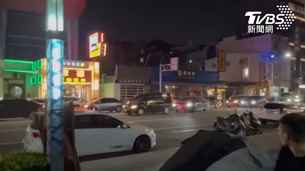 黑衣男行完砸毀之事後,立即駕駛多輛轎車逃逸。(圖/TVBS)