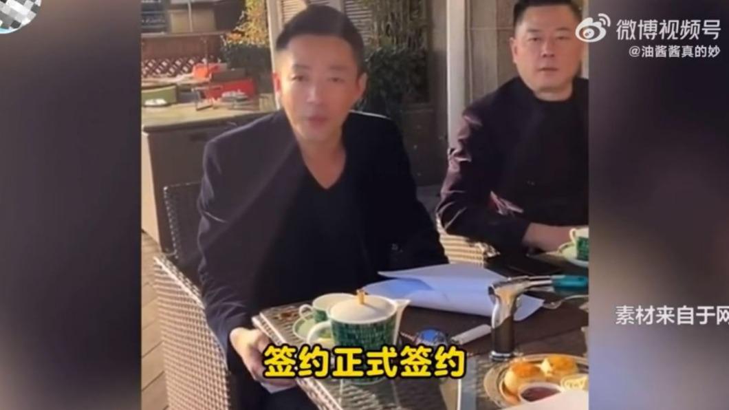 汪小菲跟雅高集團代表魏總簽約。(圖/翻攝自油醬醬真的妙微博)