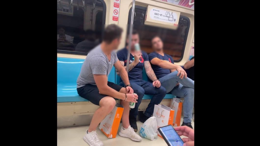 禁食標語就在背後！澳洲消防員來台「捷運車廂爽灌啤酒」　北捷回應了