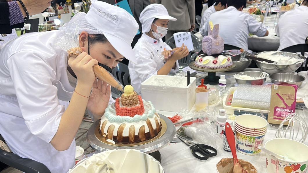 多國選手參加AFA韓國世界廚藝大賽。(圖/張傳歆同學提供)
