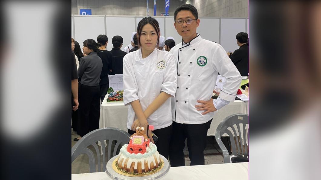指導老師涂政邦和學生張傳歆皆榮獲2面金牌。(圖/張傳歆同學提供)