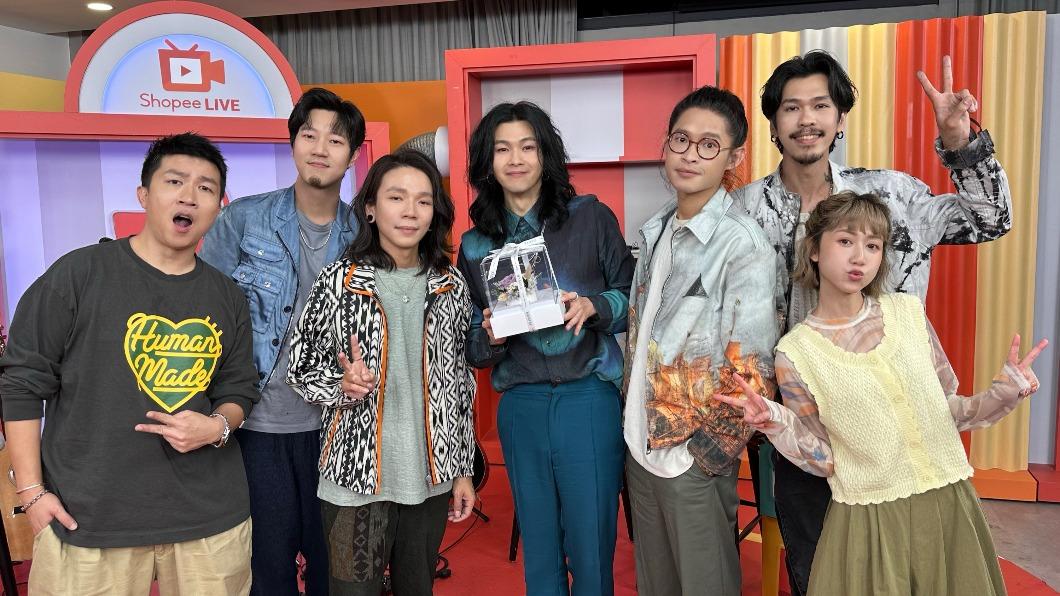 麋先生到「蝦皮娛樂線」直播節目,送出永生玫瑰花給幸運粉絲。(圖/相信音樂提供)