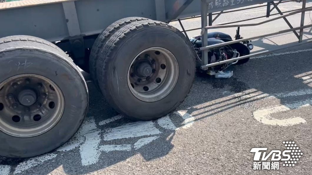 視線死角險奪命　高雄機車騎士遭曳引車捲車底