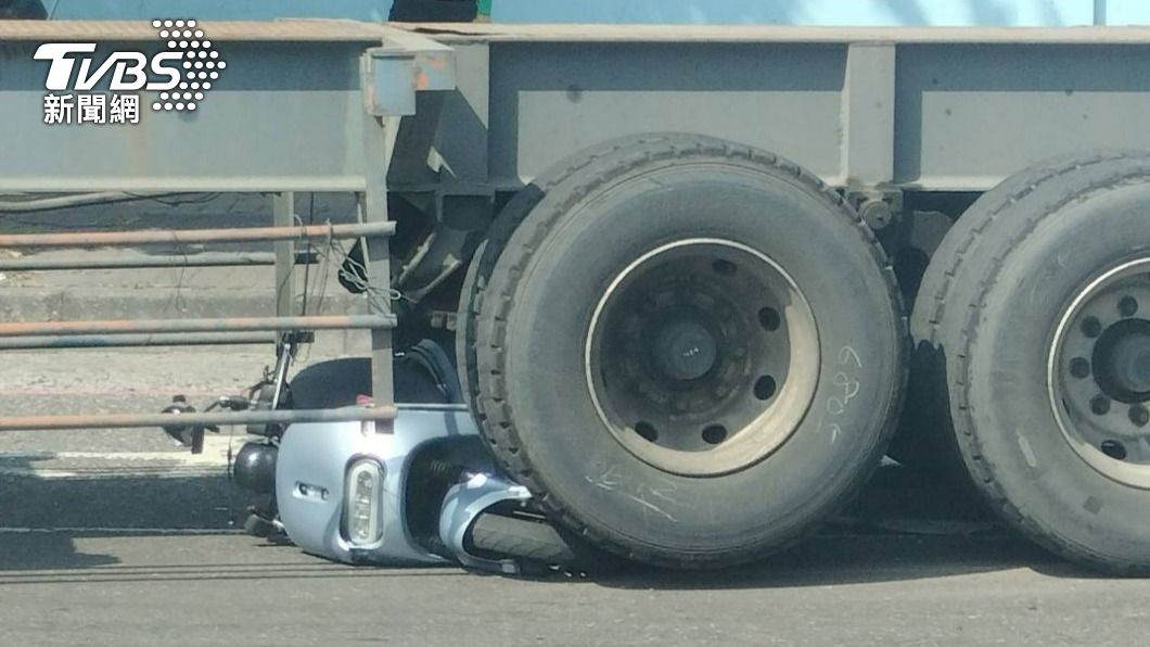 大型車車體較高，軸距較長，轉彎時會產生內輪差及視線死角。（圖／TVBS）