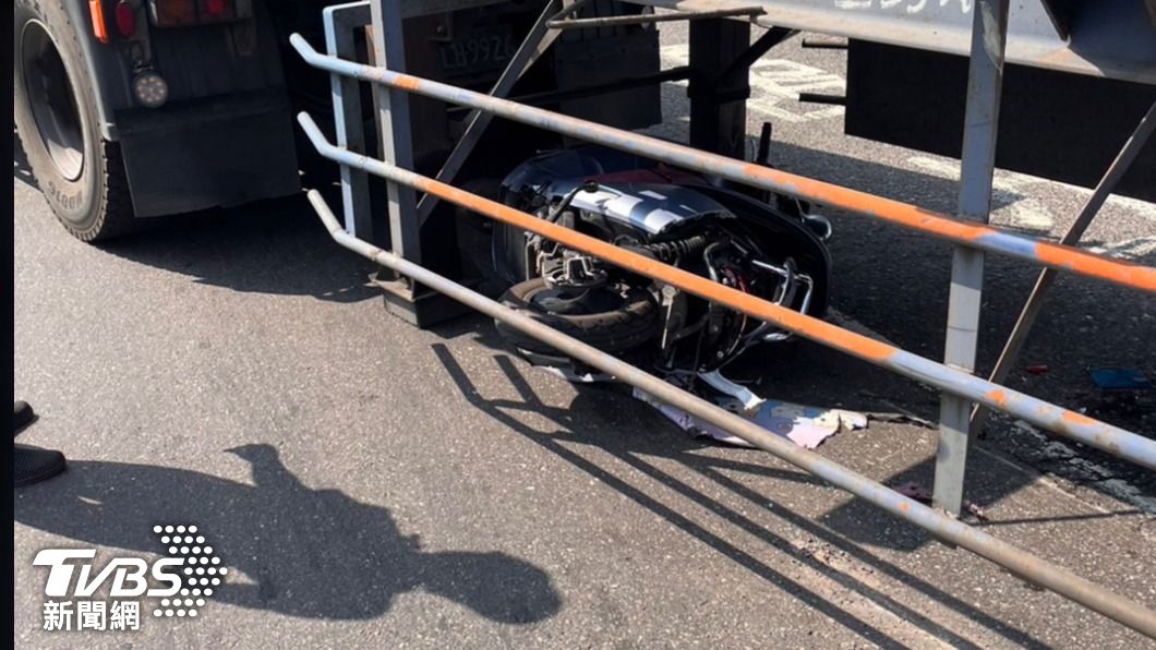 機車因內輪差的視線死角被捲入曳引車底。（圖／TVBS）