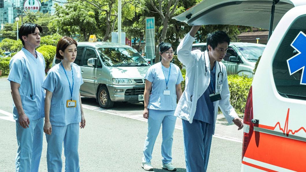 潘君侖(右一)戲劇處女作演出暖男外科醫師。(圖/東森提供)