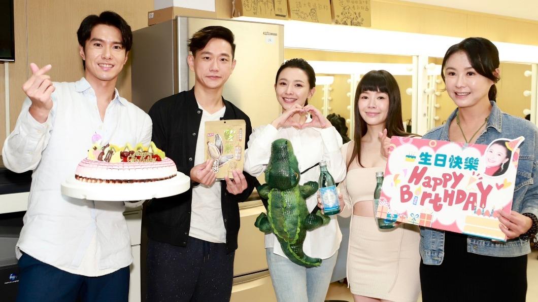 吳婉君歡慶40歲!「神秘男」衝片場浪漫獻唱 她感動落淚