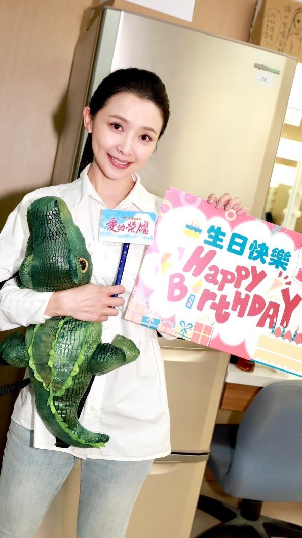 吳婉君樂收禮物,工作中度過生日。(圖/民視提供)