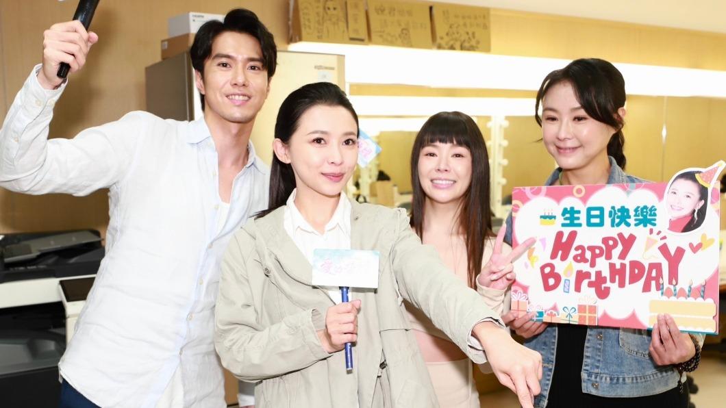 吳婉君(左二)開心慶生,洪浩竣、陳又榕、陳妍安在旁唱生日快樂歌。(圖/民視提供)