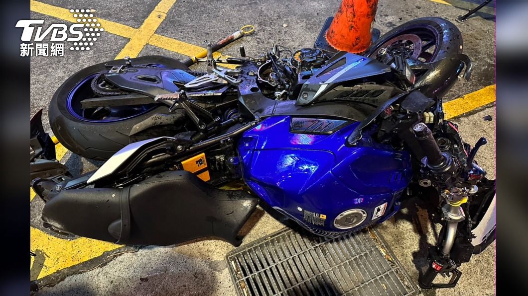 禮讓救護車後車沒注意!中和兩重機高速追撞 車噴飛險砸到行人
