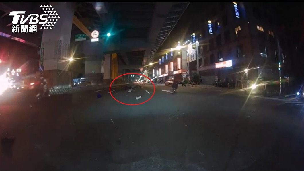 張姓騎士追撞前車後倒地滑行,機車往前翻滾後險砸到路過行人。(圖/TVBS)