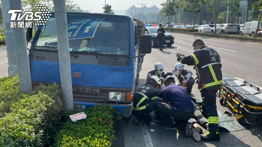高雄貨車自撞分隔島 五旬駕駛送醫不治