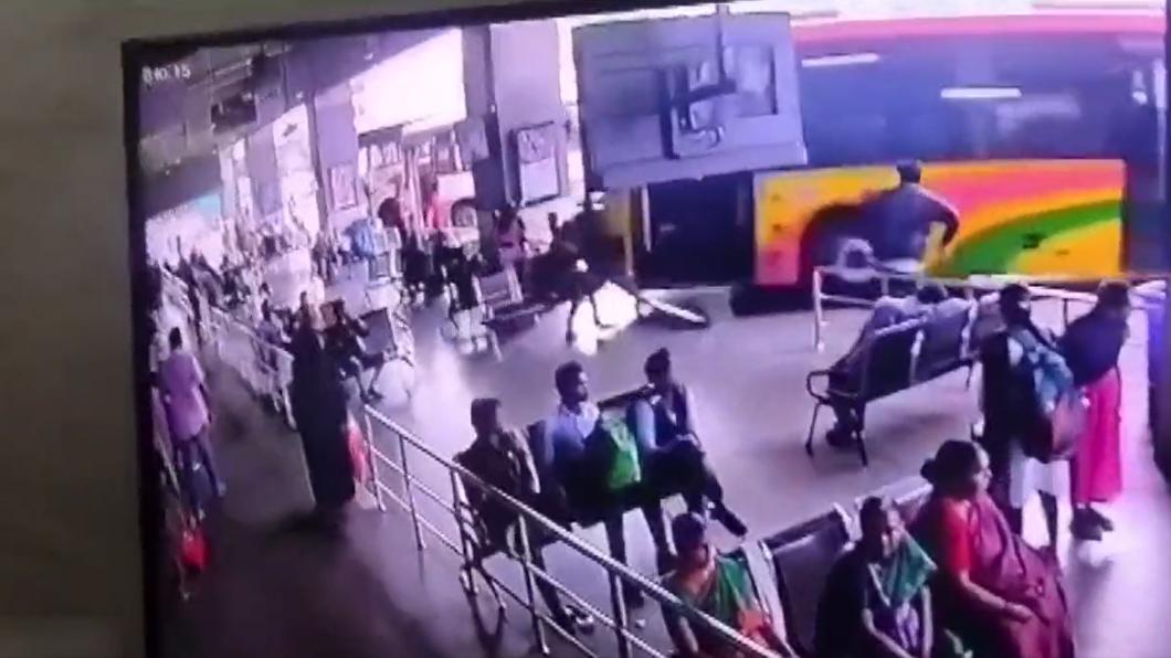 有片/印度公車失控衝入月台 撞死售票員、乘客和一歲男嬰