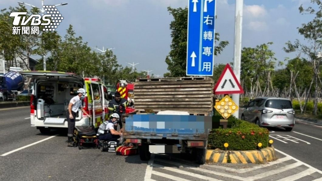 林男沿翠華路外快車道南往北直行行駛，因不明原因自撞分隔島。（圖／TVBS）