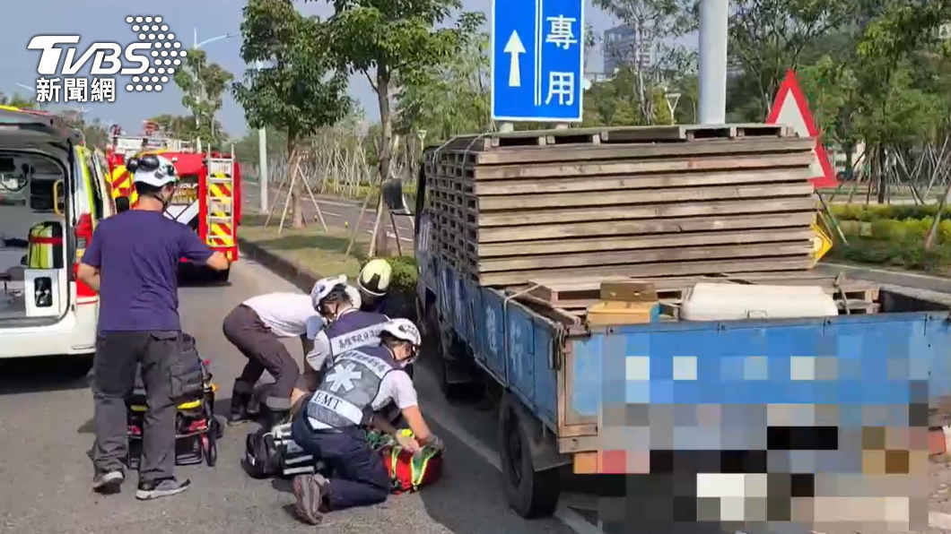 救護人員現場急救中，駕駛已送往醫院救護。（圖／TVBS）