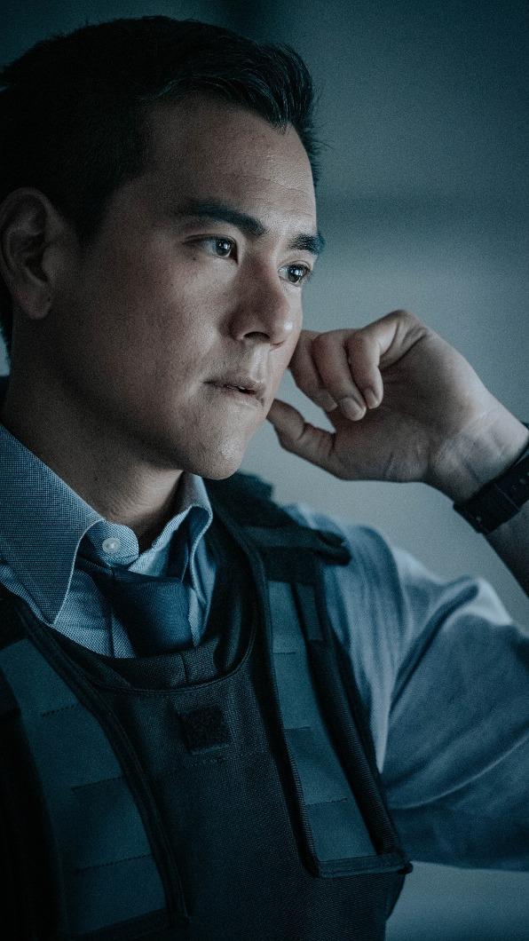 彭于晏在《潛行》中飾演警察,穿制服帥樣曝光。(圖/華映提供)