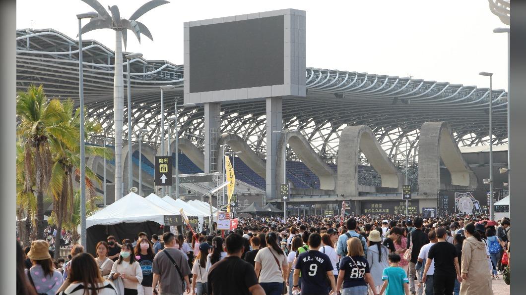 英國搖滾天團Coldplay在世運主場館開唱。(圖/高市府交通局)