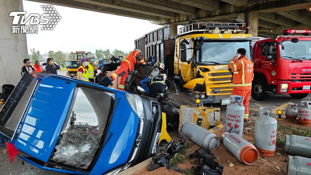 平鎮轎車迴轉撞大貨車！4人一度受困　波及3台違停卸貨瓦斯車
