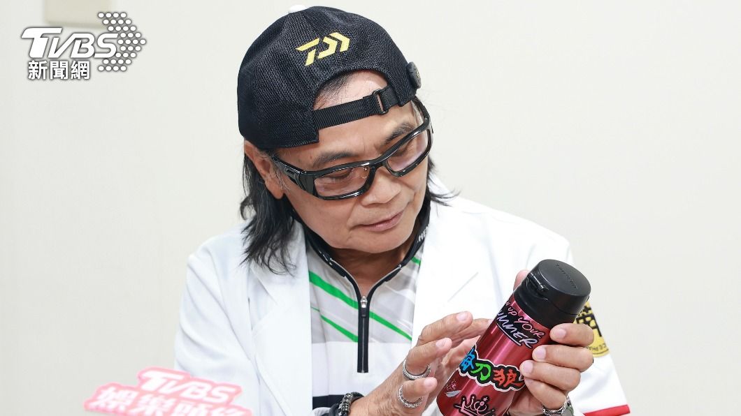 沈文程的保溫杯上有BLACKPINK以及自己的貼紙。(圖/黃城碩攝)