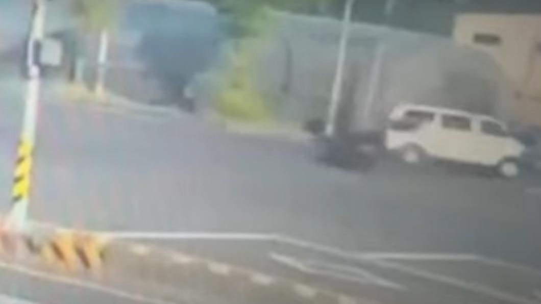直行機車騎士因閃避不及,直接撞上廂型車後方。(圖/翻攝自YouTube)